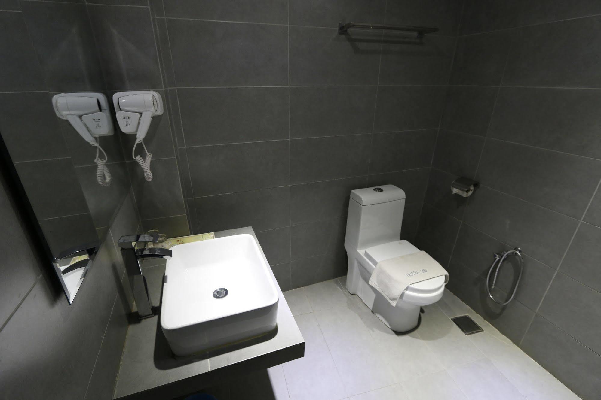 Hotel 99 Pusat Bandar Puchong Ngoại thất bức ảnh